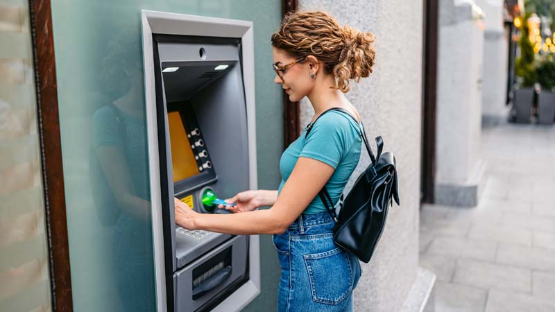 Símbolo do euro em cima de moedas